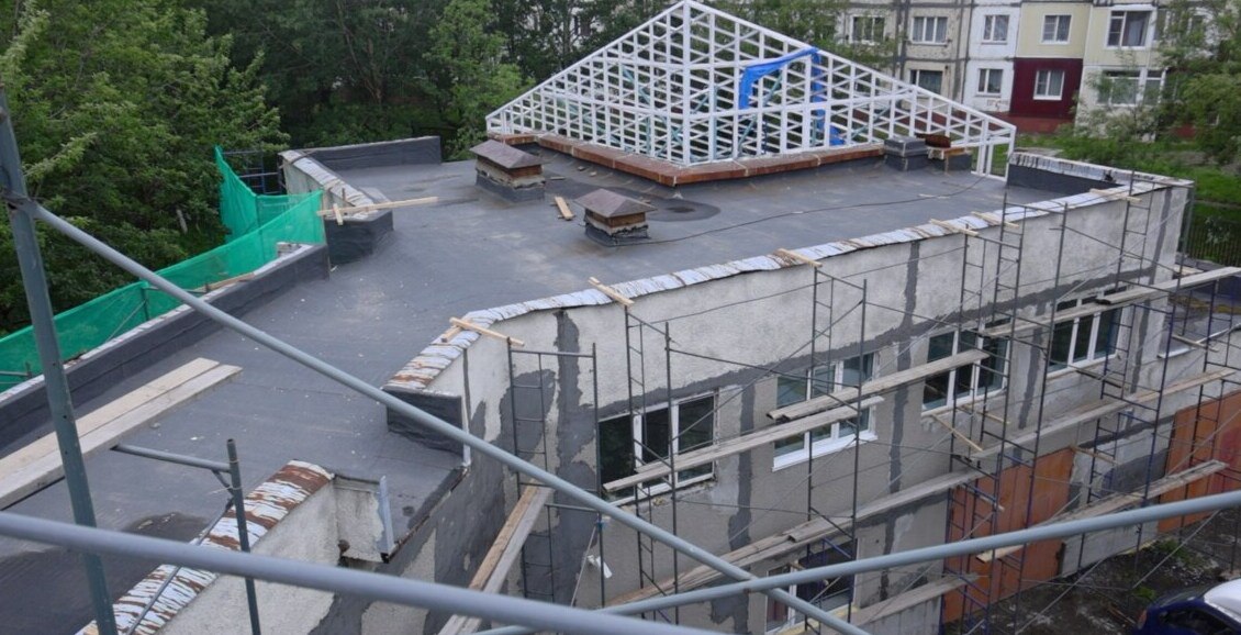 Четыре школы Петропавловска готовят к 1 сентября после капитального ремонта На Камчатке строители обновляют фасады, кровли и внутренние помещения в школах № 26, 27, 35 и 40. Работы идут по поручению губернатора Владимира Солодова. Нажмите для подробностей -