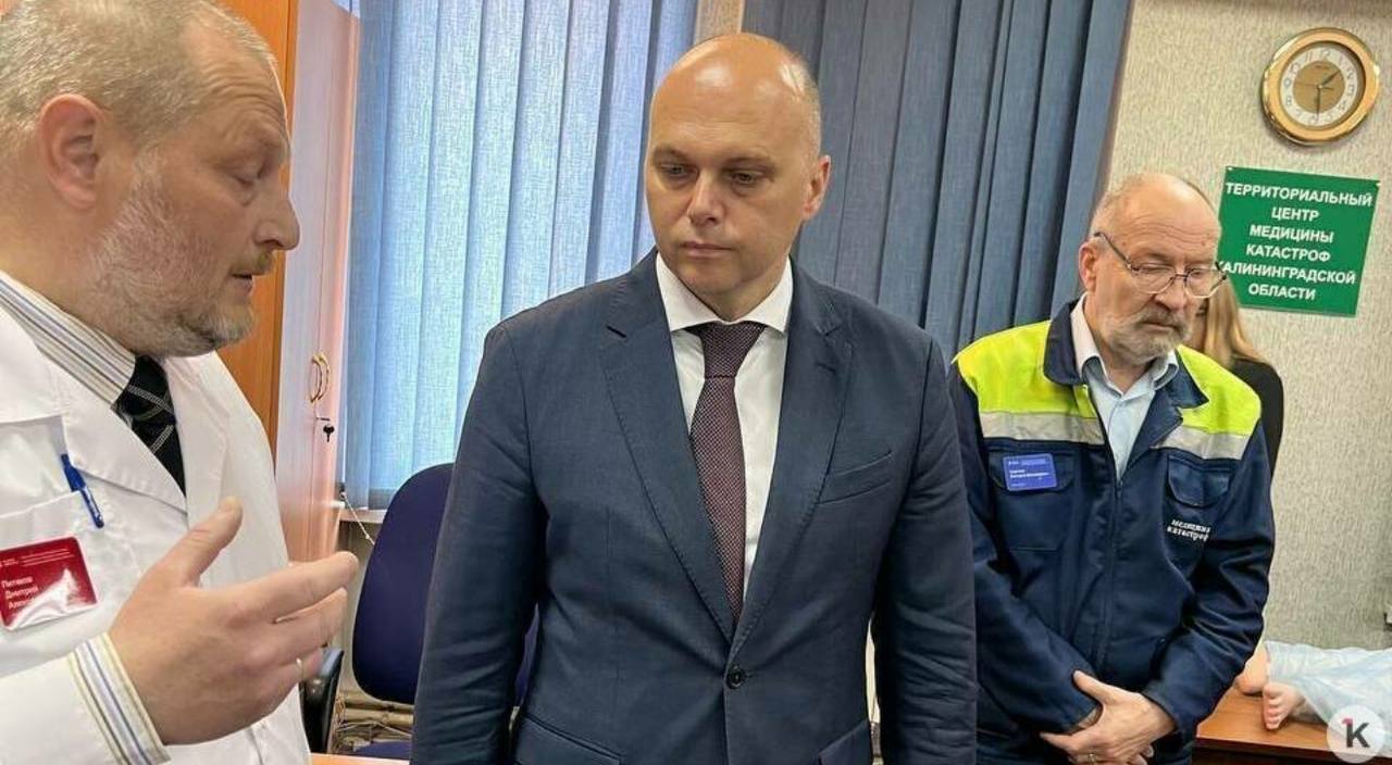 Работникам скорой помощи в Калининграде дважды поднимут зарплату: потребовалось вмешательство губернатора О проблемах рассказал председатель профсоюза скорой помощи Михаил Усольцев. Возросли нагрузки на персонал, — заявил он. — Я двадцать три года отдал скорой помощи и впервые сталкиваюсь с таким, что уменьшают ставки. Не хватает персонала. Мы были на ярмарке вакансий, из шестидесяти человек только трое изъявили желание работать на скорой помощи. Это связано, конечно, в первую очередь с заработной платой. Красивая статистика по зарплате выходит из того, что люди работают на две ставки. Но когда кто-то уходит, нагрузка на остальных увеличивается. В ответ губернатор Алексей Беспрозванных поинтересовался уровнем оплаты труда, тем, какая зарплата у водителей. Продолжение читайте на сайте.