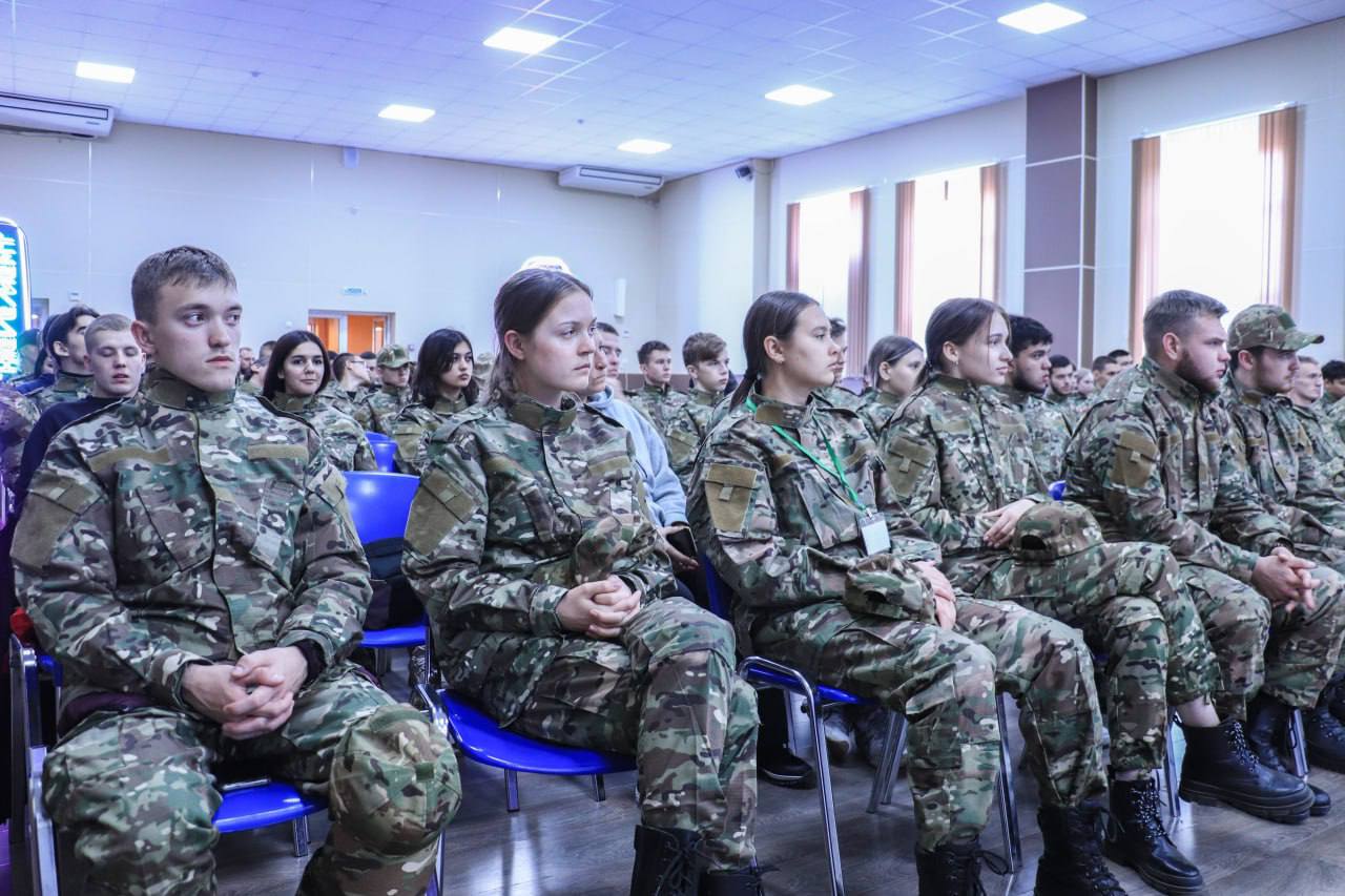 Пул 56 В Оренбуржье пройдут региональные военно тактические игры для студентов В Оренбургской области пройдут военно тактические игры Степной рубеж среди команд вузов региона Участие в них примут более 520 человек Соревнования включают в себя комплекс военно тактических дисциплин по основам ведения боя тактическим навыкам распределению ролей внутри команды в условиях военно тактической игры Сначала участники пройдут подготовительный этап В вузах Оренбуржья состоятся отборочные мастер классы по военным специальностям и военно тактические соревнования с применением лазертаг оборудования Студенты смогут проявить себя в роли командира медика пилота БПЛА штурмовика и других Каждый университет определит команду победителей и направит ее на финальный этап который пройдет 8 9 подробнее на канале Пул 56