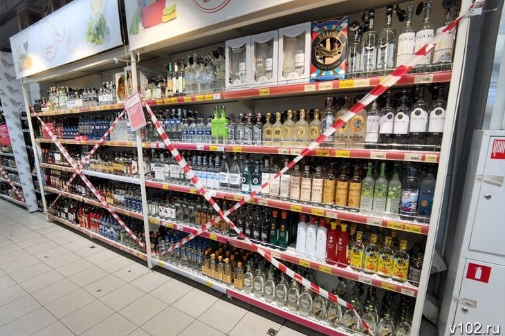 В магазинах Волгоградской области 33 раза нарушили «трезвую субботу»  Правоохранители отчитались об итогах спецрейда за контролем выполнения запрета на продажу алкоголя в День молодежи. По данным ГУ МВД по Волгоградской области, в территориальных отделах были созданы специальные группы, проверившие накануне, 28 июня, работу торговых сетей в регионе.  Оказалось, что в некоторых торговых точках все-таки продавали алкоголь из-под полы. Было зафиксировано 33 подобных фактов.