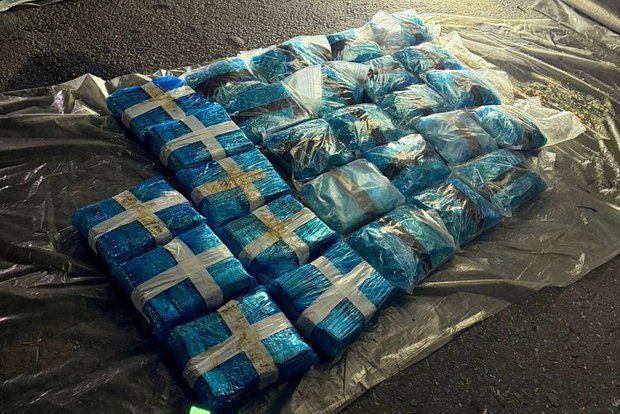 Яблоки с сюрпризом В России остановили молдавский грузовик с 21 тонной яблок в котором обнаружили 300 кг наркотиков Изъяты клебедрон метадон и гашиш на сумму около 2 5 млн евро Возбуждено уголовное дело Подписаться Смотреть эфир