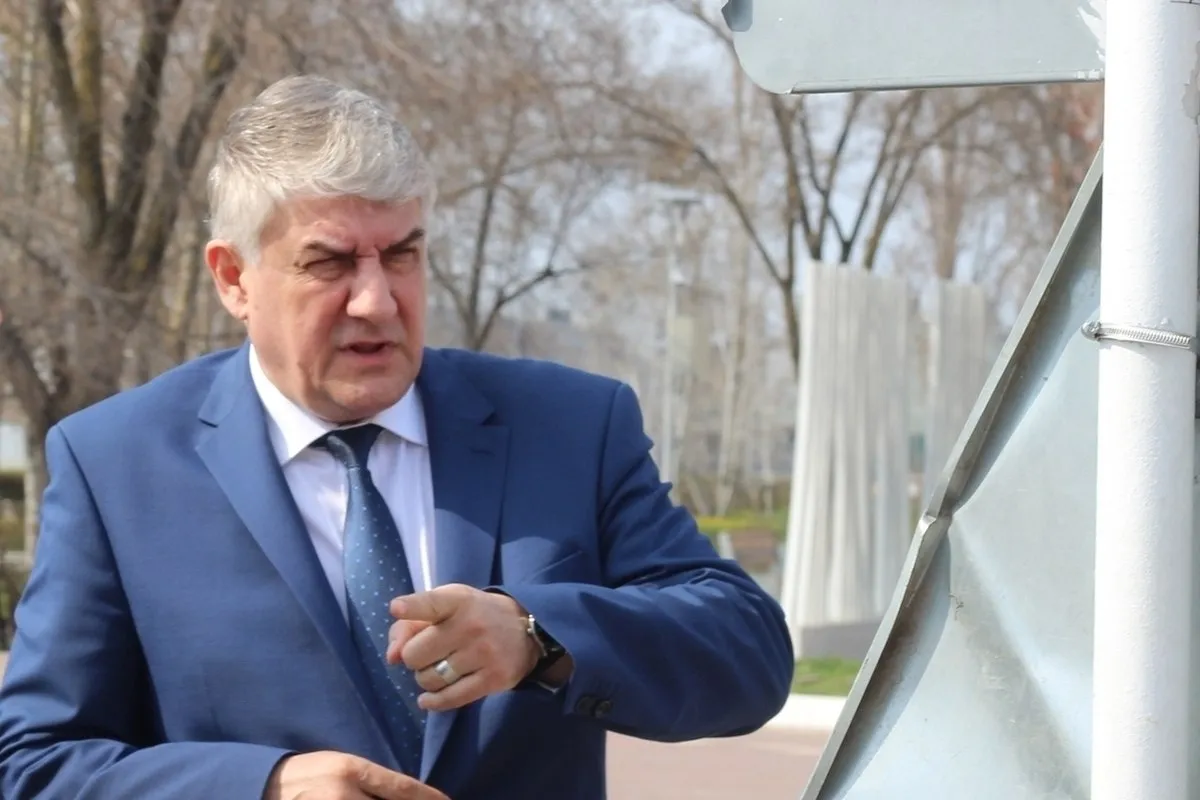 Чуть более недели пробыл в должности врио главы Нововоронежа Юрий Черенков следствие предъявило обвинения в получении крупной взятки Юрий Черенков вступивший в должность исполняющего обязанности главы города Нововоронеж 1 апреля текущего года был отстранён от занимаемого поста В адрес чиновника были выдвинуты серьёзные обвинения следственными органами Воронежской области было возбуждено уголовное дело предусматривающее ответственность за получение взятки в особо крупном размере По версии следствия подозрения связаны с действиями Черенкова когда он находился на должности заместителя главы администрации Павловского района Воронежской области При этом конкретные детали инкриминируемых деяний пока не уточняются