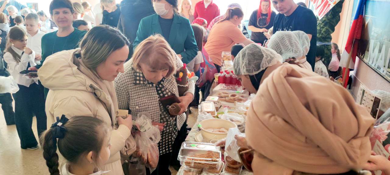 В магаданской школе 21 прошла благотворительная акция Поддержим наших Эта светлая и душевная акция объединила учащихся с 1 по 11 классы Ребята их родители и педагоги подготовили для продажи десятки изделий ручной работы ароматную домашнюю выпечку кондитерские изделия игрушки и поделки Со слов Виктории Голубевой все для того чтобы помочь нашим землякам участникам специальной военной операции отстаивающим суверенитет нашей страны По итогам акции все вырученные средства будут направлены на поддержку бойцов СВО vmagadanpress com в магаданской школе 21 прошла благотв