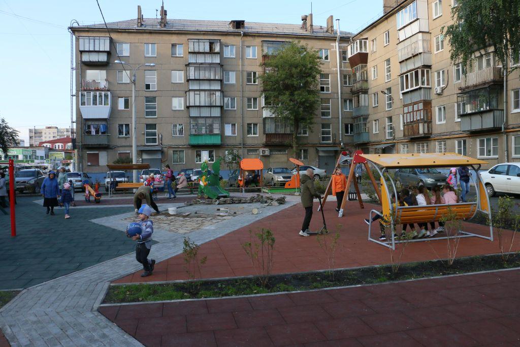 Часть района в Челябинске осталась без электричества из-за аварии Крупное отключение электроснабжения произошло днем 15 июня в Ленинском районе. Под него попали около сотни многоквартирных домов, организаций и соцучреждений. Электроснабжение пропало в домах Ленинского района около 12:35. Судя по поступившим в телеграм-бот редакции «Вечерки» сообщениям, света на данный момент нет преимущественно на улицах Барбюса, Гончаренко, Гагарина, Дзержинского и прилегающих к ним. — Зафиксировано технологическое нарушение на одном из центров питания 35 кВ в Ленинском районе. В результате без электроснабжения временно остаются жители части района. Энергетики находятся на месте и ведут осмотры оборудования, причина технологического нарушения выясняется, — прокомментировали в челябинском филиале «Россети Урал». Там также подчеркнули, что специалисты уже предпринимают все меры для скорейшего восстановления электроснабжения в ближайшее время. Голосовать за канал