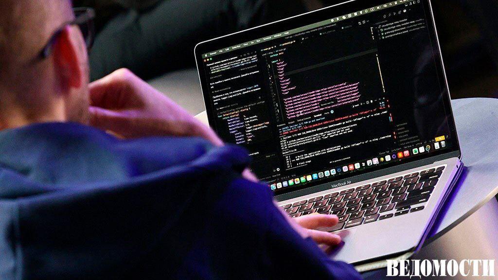 Хакеры стали активно атаковать медицинские учреждения Лаборатория Касперского обнаружила волну целевых вредоносных рассылок на российские медицинские учреждения от имени известных страховых компаний и больниц В IV квартале 2025 года аналитики выявили 63 письма содержащих во вложении бэкдор или вредоносное ПО BrockenDoor который позволял атакующим управлять зараженным компьютером жертвы После установки на компьютер жертвы зловред может связываться с сервером злоумышленников и отправлять им различную информацию например имя пользователя и компьютера версию операционной системы список найденных на рабочем столе файлов Если она кажется им интересной бэкдор получает команды для запуска дальнейших сценариев атаки объяснил руководитель Kaspersky GReAT в России Дмитрий Галов Письма были направлены в государственные медицинские учреждения но в компании не исключают что рассылка могла затронуть и частные медорганизации В современном здравоохранении медицинская тайна вышла за пределы кабинета врача и бумажной карты При успешной атаке злоумышленники получают доступ к информационным базам что фактически аннулирует понятие врачебной тайны отметил директор по ИБ сети клиник Будь здоров Андрей Эли Telegram Max