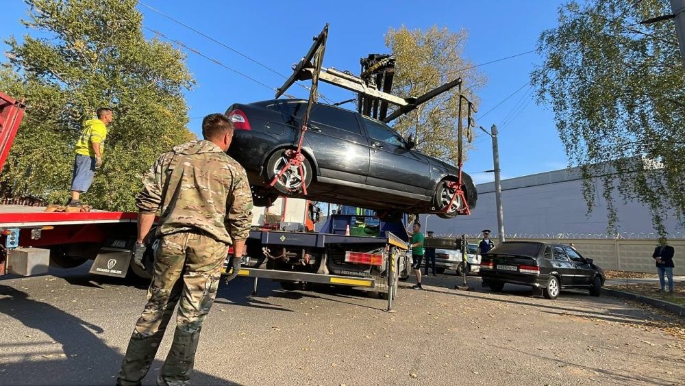 В Кирове разворотный круг для троллейбусов на Щорса освободили от припаркованных авто  Там неоднократно возникали проблемы с проездом общественного транспорта из-за припаркованных авто сотрудников завода. Особенно трудная ситуация была в зимний период: объехать припаркованные машины "рогатому" транспорту не всегда представляется возможным.   - Несколько месяцев назад на разворотном круге были установлены знаки, запрещающие остановку и стоянку автомобилей, но нарушителей это не остановило. Сегодня совместно с ГИБДД провели массовую эвакуацию авто нарушителей на спецстоянку, – сообщили в АТП.  Тем, кто игнорирует запрещающие парковку знаки придется заплатить штраф в размере 1500 рублей, а также оплатить расходы за перемещение и хранение авто. Фото: киров.рф