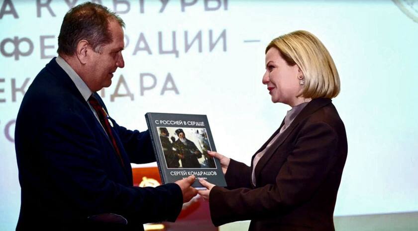 Деятели культуры ЛНР получили новую награду Министерства культуры РФ — медаль Александра Твардовского. Министр культуры РФ Ольга Любимова в Государственном историческом музее в Москве на выставке «Без права на забвение к 80-летию Великой Победы», посвященной творчеству писателя, вручила награды профессору кафедры станковой живописи Луганской государственной академии культуры и искусств имени Михаила Матусовского, народному художнику ЛНР Сергею Кондрашову и руководителю народного вокального коллектива «Час Пик» Лутугинского районного Дома культуры имени Тараса Шевченко Сергею Нихаенко. Как рассказал ЛИЦ Кондрашов, всего медали получили 13 деятелей культуры, в числе которых Народный артист России Сергей Гармаш, художественный руководитель Московского театра Олега Табакова Владимир Машков, актер Андрей Мерзликин