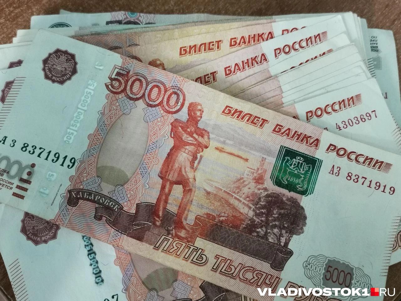 Во Владивостоке зарплаты водителей автобусов снова выросли Муниципальный перевозчик ВПОПАТ 1 поднял планку зарплат шофёров с категорией D на 20 до 120 000 рублей в месяц Новым сотрудникам обещают полный соцпакет общежитие и другие плюшки Кажется водителем автобуса во Владивостоке теперь быть выгодно как никогда Подробности цифры и условия в материале Подписаться