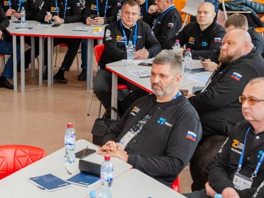 Сергей Зайцев участник регионального кадрового проекта Герои Луганщины перешёл во второй очный модуль обучения Ранее под руководством своего наставника министра промышленности и торговли ЛНР Владислава Варшавского Сергей Валентинович отработал ключевые навыки в работе регионального Минпромторга Теперь он будет получать знания в Донбасском государственном техническом университете в Алчевске Финалистам проекта предстоит освоить знания по экономике и финансам одной из самых сложных сфер управления Их ждут лекции мастер классы и стратегические сессии с участием федеральных и региональных экспертов Высшей школы госуправления Президентской академии сообщил Глава Республики Леонид Пасечник в своем тг канале МинпромторгЛНР ВаршавскийВладислав