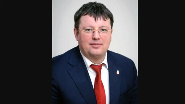 К восьми годам колонии строгого режима приговорил суд экс-главу Советского района Нижнего Новгорода Владимира Исаева Бывшего чиновника признали виновным в получении взятки в том числе – в крупном размере и превышении должностных полномочий, сообщает СК. Суд установил, что в период с марта 2018 года по май 2020 года Владимир Исаев через посредников получал взятки на общую сумму свыше 1 млн рублей за непринятие мер по инициированию административных процедур демонтажа и перемещения самовольных нестационарных торговых объектов. С бывшего главы Советского района также взыскана сумма взятки 1 млн 82 тыс. рублей. Владимира Исаева задержали в августе 2020 года. Сам экс-глава районной администрации свою вину не признал, заявив, что его оговорили подчиненные. Прислать новость