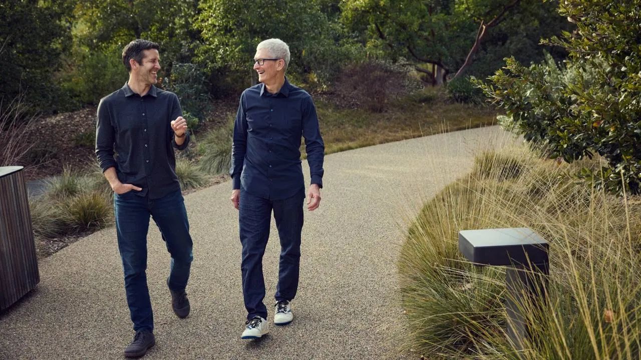 Смена эпохи в Apple Тим Кук уходит Джон Тернус приходит Его должность займет Джон Тернус главный инженер по аппаратному обеспечению который руководил созданием ключевых продуктов от iPhone и Mac до Apple Watch и AirPods Он примет на себя обязанности уже 1 сентября 2026 года до тех пор Кук сохранится на своем месте Apple подтвердила это официально Кук займет должность исполнительного председателя совета директоров   www iphones ru 1368979 новости iphonesru