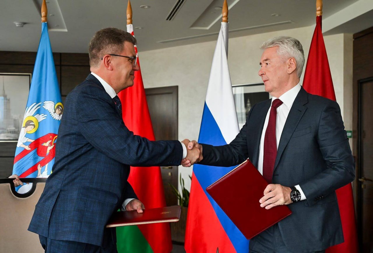 На Москву приходится четверть российского несырьевого неэнергетического экспорта в Беларусь В первой половине 2025 года поставки в Беларусь в годовом измерении выросли на 19 По итогам 2024 года двусторонний товарооборот вырос на 6 9 до 22 4 млрд долларов Об этом говорится в справке подготовленной правительством столицы РФ к переговорам мэра Сергея Собянина с председателем Мингорисполкома Владимиром Кухаревым в Москве где с 18 по 21 сентября проходят Дни Минска  Московские предприятия поставляют в том числе продукцию приборостроения штепсели и розетки расфасованные лекарственные средства ткани свинину хлеб молочную продукцию шоколад Подробности Без VPN mos ru