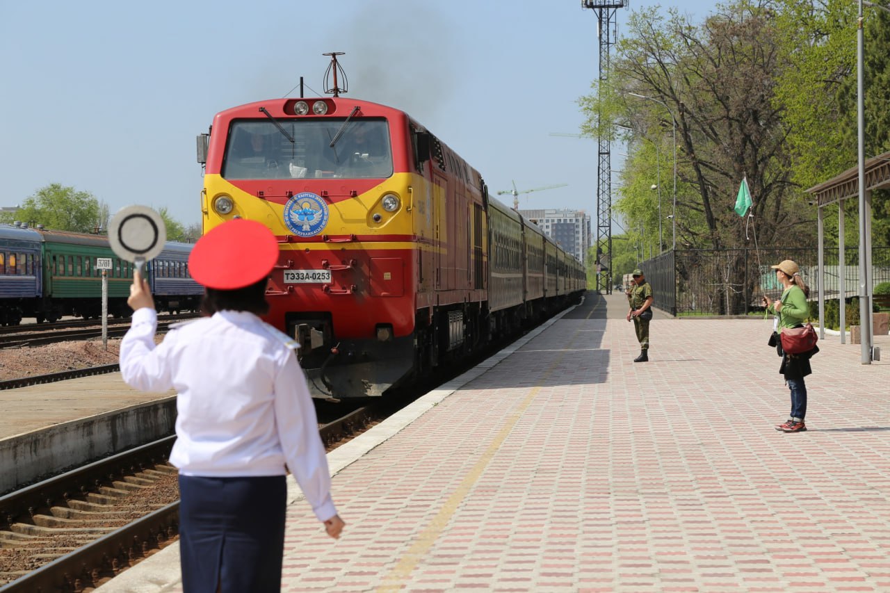 В Чуйской области неизвестные закидали камнями поезд с туристами из Европы Инцидент произошел на перегоне Кант — Аламедин. Железнодорожный состав следовал из Балыкчы. Разбиты окна шестого и восьмого вагонов, пострадал один сотрудник поездной бригады. "Подобные действия не только создают серьезные неудобства для пассажиров, но и напрямую угрожают их безопасности. Особенно недопустимо, когда в результате преступных действий страдают гости нашей страны, что может негативно отразиться на международном имидже Кыргызстана", — комментирует "Кыргыз темир жолу". Милиция ведет расследование. Это первый туристический поезд, прибывший в страну в этом году.