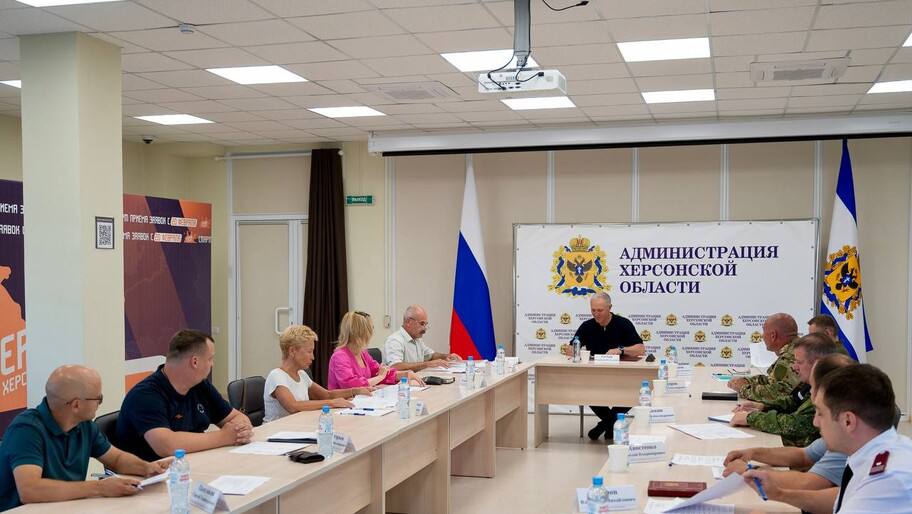 ‼ В Херсонской области усилят борьбу с наркотиками Губернатор Херсонской области Владимир Сальдо провел заседание антинаркотической комиссии Херсонской области. «Подробно разобрали, какие трудности сегодня есть у органов власти Херсонской области в борьбе с наркотиками. Приняли ряд решений — усилим контроль и профилактику, подключим все профильные ведомства и начнём действовать точечно, чтобы навести порядок и защитить молодежь», — написал глава региона в своем телеграм-канале. Сальдо подчеркнул, что незаконный оборот наркотиков по-прежнему опасен, так как влияет на уровень преступности и на обстановку в обществе. Фото: Официальный Телеграм-канал губернатора Херсонской области Владимира Сальдо , VK и ОК и читайте новости на нашем сайте
