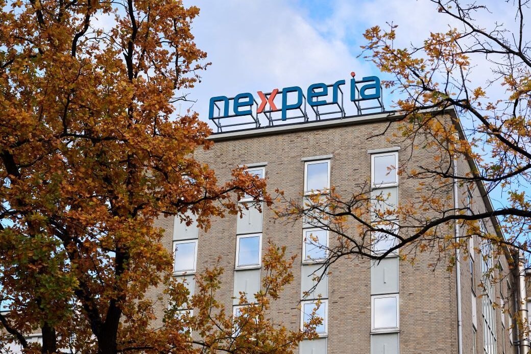 Нидерланды взяли под контроль китайскую Nexperia Решение принято на фоне эскалации торговых войн ограничений КНР на редкоземы и давней темы экспортных ограничений ASML Под каким предлогом забрали Nexperia Нидерланды Nexperia Wingtech полупроводники чипы ЕС автопром экономическаябезопасность ASML Китай редкоземельные торговаявойна CNBC