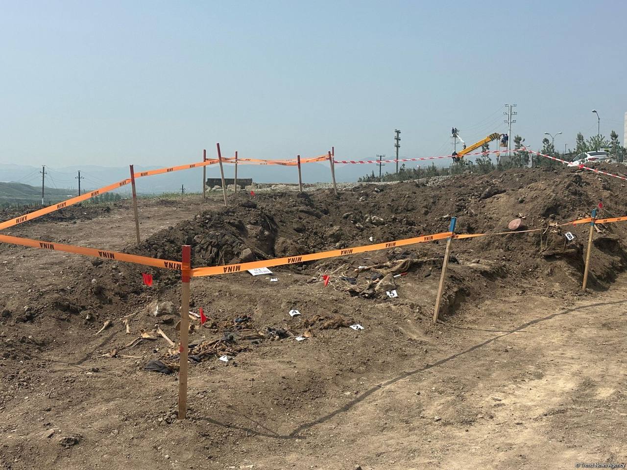 В Ходжалы обнаружено еще одно массовое захоронение  Массовое захоронение было выявлено в ходе раскопочных работ, проводимых вдоль автодороги Аскеран-Ходжалы.  Согласно предварительным данным, обнаруженные останки принадлежат как минимум семи пропавшим без вести шехидам.  На обнаруженных костных фрагментах четко видны следы насилия.