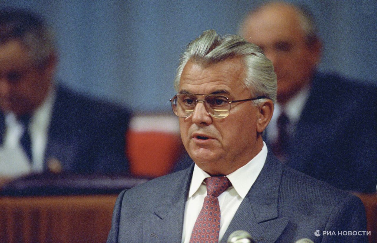 Кравчук был готов отдать Ельцину Крым в 1991 году. Об этом заявляет бывший украинский премьер Николай Азаров. "Мне покойный первый президент Украины – ред. Кравчук рассказывал: "Если бы в Беловежской пуще Ельцин сказал: "Леонид, отдай мне Крым", – я бы отдал. Вот какой был настрой. Уже тогда было понятно, о чем идет речь", – написал он в своем ТГ-канале. Азаров отметил, что в договоре от 1997 года были расставлены "точки над "i", не был лишь урегулирован вопрос морской границы в Керченском проливе. "А теперь в Киеве заявляют: "Крым наш, Севастополь наш". На основании чего?", – добавил Азаров.