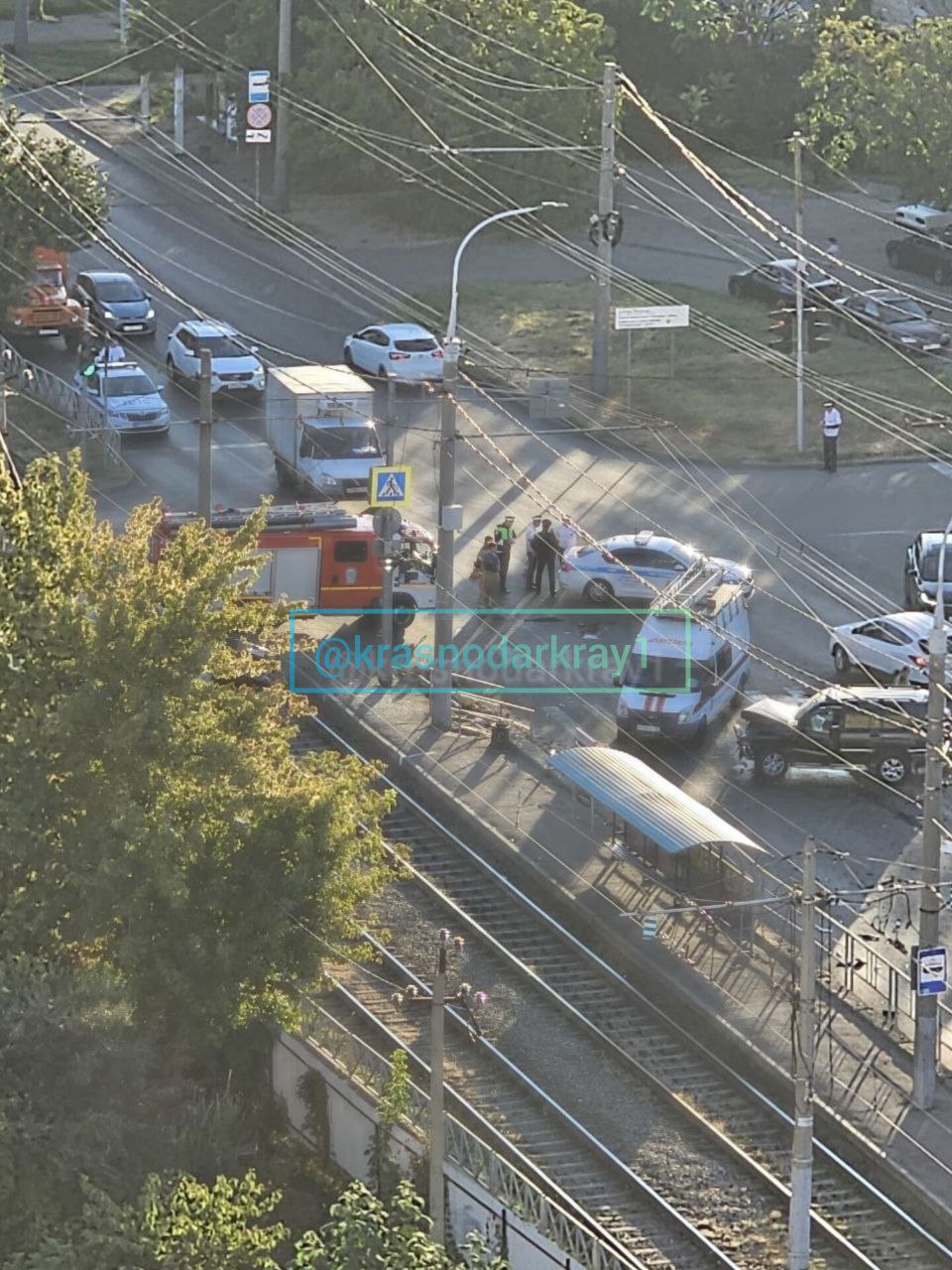 Серьёзное ДТП в Краснодаре на Минской Есть жертвы Из за ДТП постороннего транспорта на трамвайном полотне закрыто движение в Юбилейный мкр для трамваев маршрутов 11 6 и 21 Трамваи 6 11 и 21 от Калинина Каляева временно следуют через улицу Славянскую На месте происшествия работают МЧС ГАИ СМП и служба энергохозяйства МУП КТТУ Ваши видео высылайте нам в бот krasnodarkray bot Подпишись поделись krasnodarkray1 Прислать видео новость