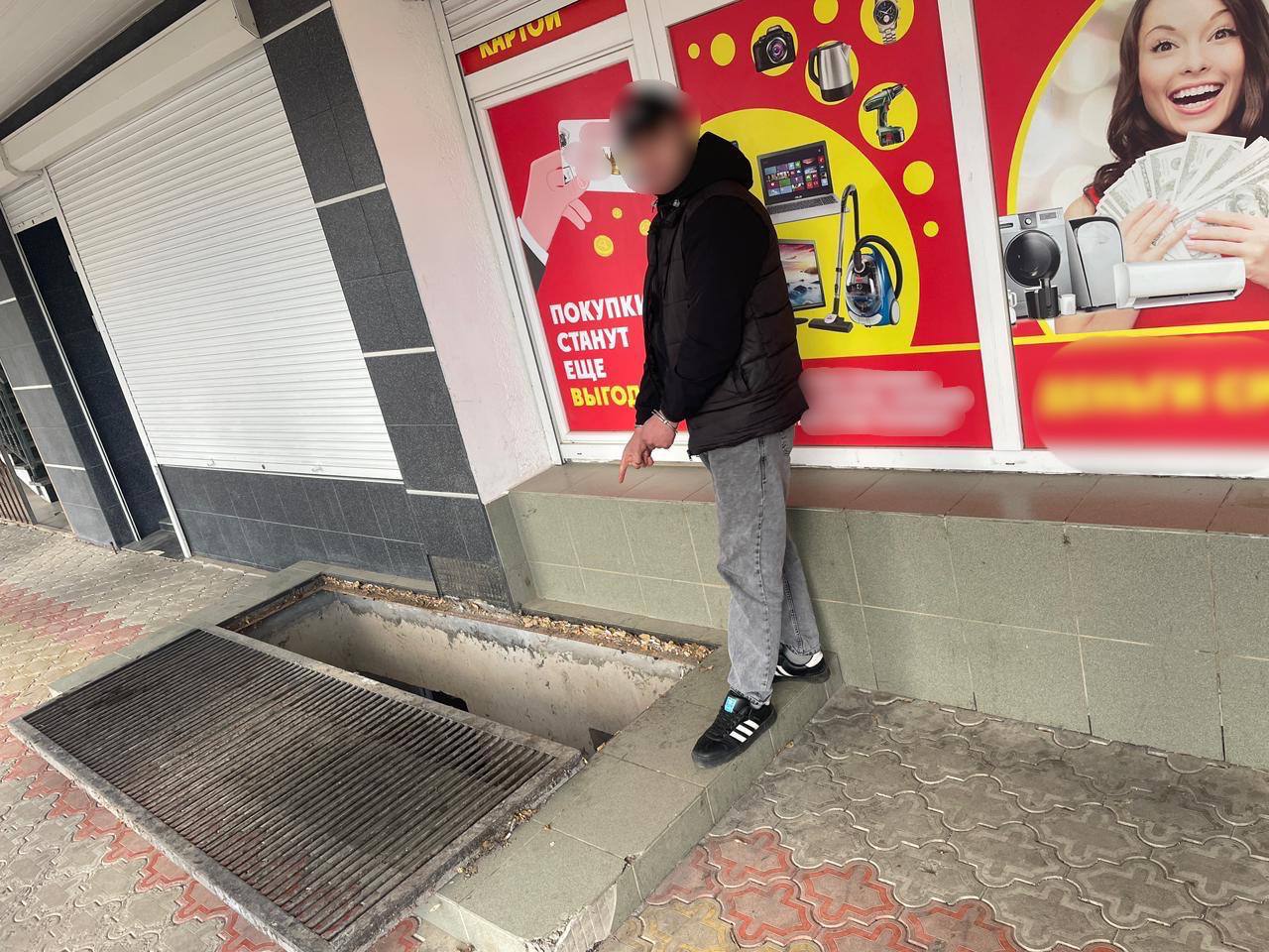 Житель Сакского района осужден за грабеж, совершенный в городском сквере Евпатории. Судом установлено, что обвиняемый в январе текущего года, находясь в сквере Ветеранов Великой Отечественной войны, вступил в сговор с иным лицом, уголовное дело в отношении которого выделено в отдельное производство, направленный на открытое хищение чужого имущества. Увидев потерпевшего, сообщник обвиняемого повалил его на землю и удерживал, в это время обвиняемый вытащил из карманов одежды мужчины кошелек с деньгами и телефон. С похищенным имуществом злоумышленники скрылись, причинив ущерб в сумме 19 тыс. рублей. Осужденный был задержан сотрудниками полиции. Суд приговорил виновного к 1 году лишения свободы в исправительной колонии общего режима. Приговор в законную силу не вступил.