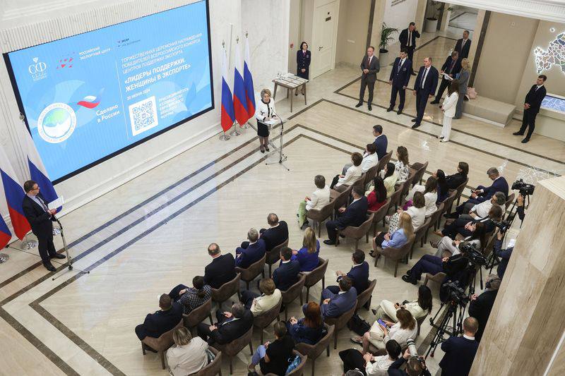Женщины в экспорте награждаем лучших 11 ноября в Совете Федерации наградят победительниц третьего Всероссийского конкурса Лидеры поддержки Женщины в экспорте тех кто доказал женский бизнес может покорять не только российский но и мировой рынок Это сейчас востребовано как никогда В условиях санкций нужна поддержка нашему бизнесу который производит конкурентную продукцию в самых разных сферах Нам есть чем гордиться подчеркнула Председатель Совета Федерации Валентина Матвиенко  Цель выявить и поддержать лучшие региональные практики по содействию женщинам успешно развивающим экспортную деятельность На церемонии выступят Галина Карелова председатель Совета Евразийского женского форума Вероника Никишина гендиректор РЭЦ координатор проекта ЕЖФ Женская кооперация в международной торговле Александр Ким ректор Школы Сколково Подробности на сайте Совета ЕЖФ конкурсыЕЖФ