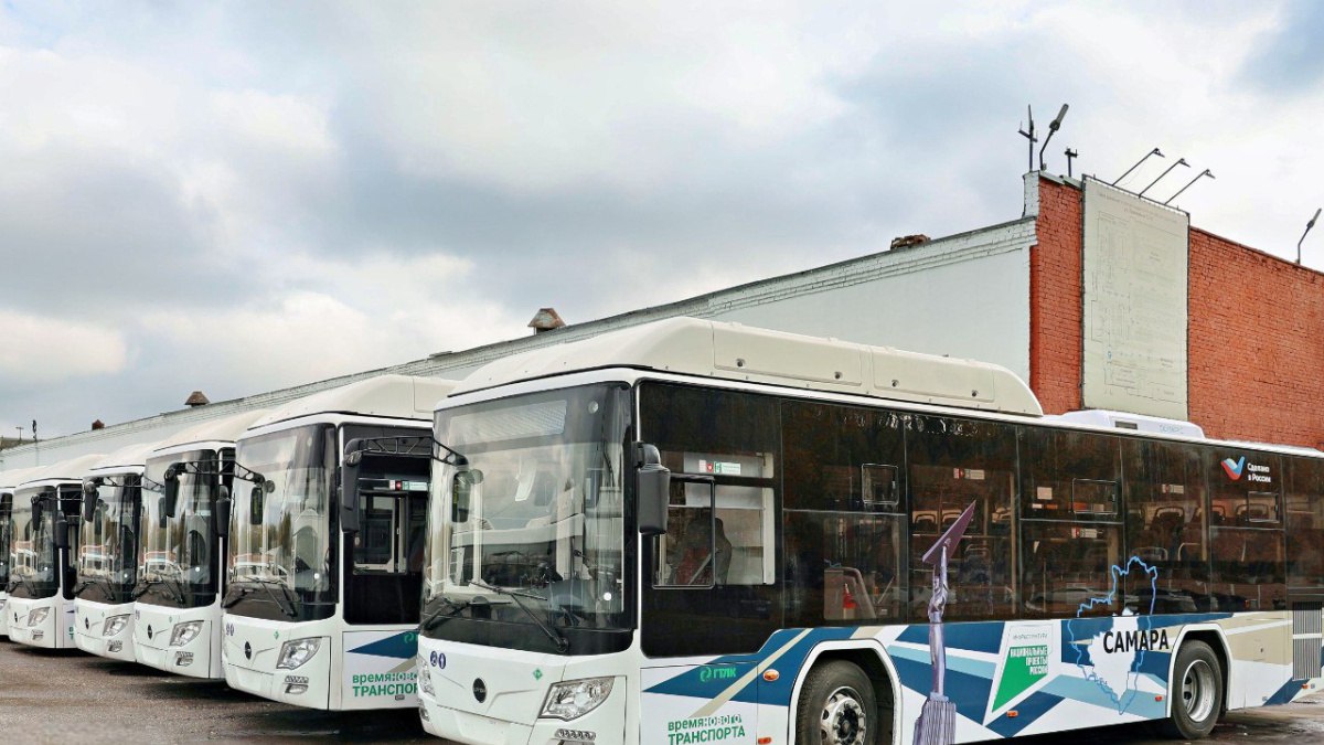 В Самаре на маршруты выйдут 25 новых автобусов Парк самарского транспортного предприятия которое обслуживает около 80 городских автобусных маршрутов расширился за счёт нового подвижного состава в рамках федерального проекта Развитие общественного транспорта нацпроекта Инфраструктура для жизни Об этом сообщает пресс служба Администрации г о Самара 20 новых низкопольных автобусов марки Lotos 105 C02 уже находятся в распоряжении перевозчика Машины произведены в Набережных Челнах в 2025 году и вмещают до 92 пассажиров В них также предусмотрены места для инвалидов колясочников и родителей с детскими колясками Входные группы оборудованы откидными аппарелями а салоны системой кондиционирования печками USB слотами для зарядки гаджетов внутренними камерами видеонаблюдения валидаторами и электронным информационным табло Автобусы оснащены и спутниковой навигацией ГЛОНАСС ГТРК Самара MAX lВК lОК lСАЙТ