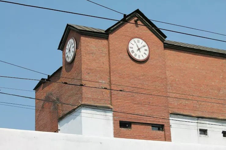 В Иркутске арестован начальник СИЗО 1 Александр Балаганский Информация об этом содержится в картотеке Кировского районного суда Иркутска Ходатайство об аресте поступило 14 февраля а 17 февраля были направлены две жалобы в вышестоящий суд от самого Балаганского и его адвоката Сергея Кухоревича В чем обвиняется Александр Балаганский пока неизвестно Согласно данным сайта регионального управления ФСИН в настоящее время обязанности руководителя следственного изолятора исполняет подполковник внутренней службы Андрей Серебряков В 2025 году на пять лет лишения свободы был осужден экс начальник СИЗО 1 Игорь Мокеев Он получил срок по статье 286 УК РФ за избиения и пытки которым подвергались осужденные в стенах изолятора Подписаться на канал