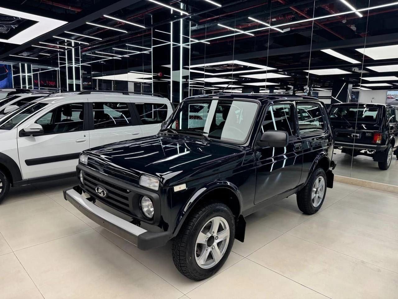 АвтоВАЗ открыл шоу-рум Lada в Эмиратах, но есть одно НО: Менеджер автосалона рассказал, что Niva Legend будет стоить от 65 тысяч дирхамов ₽1,46 миллиона , а седаны по типу Iskra — от 80-90 тысяч дирхамов ₽1,8–₽2,0 миллиона — это на 50% дороже, чем в России. Пока непонятно, будут ли продажи официальными — на выставочных машинах нет адаптации под Ближний Восток: все таблички на русском, а на «Нивах» даже есть наклейки «не для продажи». #новости