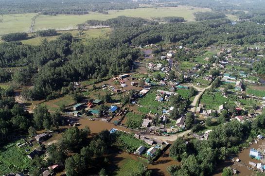 В Селемджинском районе наблюдается понижение уровня воды, участки освобождаются. В настоящее время ведется ревизия подтопления, сообщили в администрации района.  В зоне подтопления — село Бысса. Там вода зашла на территорию пяти приусадебных участков. Кроме этого, в селе Февральское подтопило четыре жилых дома и 47 приусадебных участков.   Как сообщал Порт Амур, на территории Селемджинского района ввели режим ЧС. Из-за обильных осадков и стока дождевых вод осложнилась гидрологическая обстановка. Работает оперативная группа и аэромобильная группировка МЧС Амурской области.  Фото: ГУ МЧС России по Амурской области