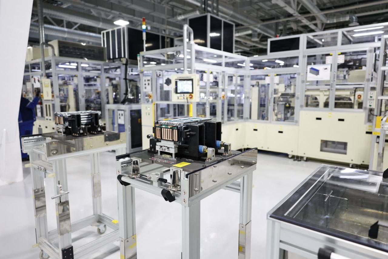 В Калининградской области открыли первую в России гигафабрику по производству литий ионных аккумуляторных батарей для электромобилей сообщил глава региона Алексей Беспрозванных Предприятие введено в опытно промышленную эксплуатацию Оно стало единственным в стране производством литийионных аккумуляторов полного цикла По словам гендиректора Росатома Алексея Лихачева летом следующего года предприятие должно выйти на серийное производство и поставлять ключевые элементы для электродвижения Telegram besprozvannih Telegram Max