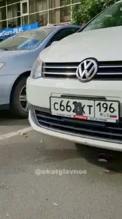 В Екатеринбурге прошёл рейд против водителей скрывающих номера Рейд против автохамов скрывающих номера состоялся в Екатеринбурге 29 августа Целью мероприятия стала борьба с недобросовестными автомобилистами которые пытаются избежать платы за пользование парковками Всего за время акции было обнаружено и открыто более 400 спрятанных автомобильных номеров Об этом рассказали в мэрии Екатеринбурга Ранее аналогичный рейд проводился 27 августа Тогда было обнаружено 292 случая маскировки номеров 29 августа выявили ещё 121 факт нарушения Подписаться на Жизнь в Екб