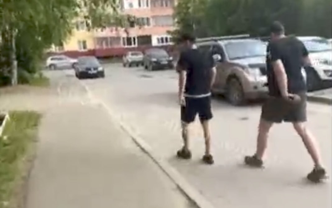 1 2 3 4 5 Оперативниками установлены участники инцидента, произошедшего на проспекте Машиностроителей Сегодня в сети "Интернет" размещена видеозапись инцидента, произошедшего в одном из дворов по проспекту Машиностроителей г. Ярославля. В ходе проверки информации, изложенной в публикации, оперативными сотрудниками УМВД России по Ярославской области в кратчайшие сроки установлена личность двоих мужчин 1980 и 1984 г.р. Граждане доставлены в полицию, с ними работают правоохранители. По факту произошедшего проводится проверка, обстоятельства конфликта устанавливаются. #МВДРФ #МВД76 #Полиция #ЯрославскаяОбласть #УУР