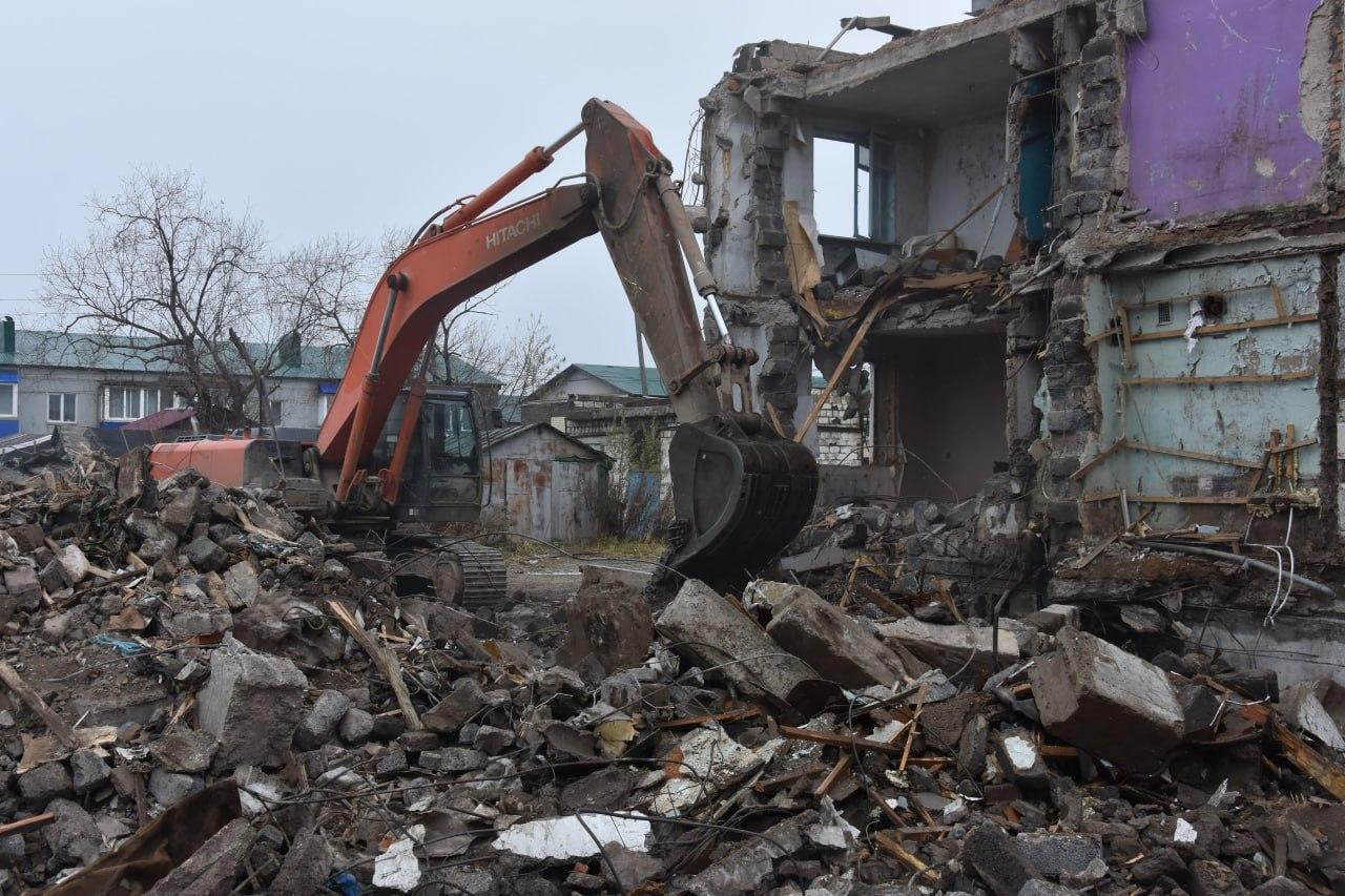 В селе Сокол начался снос многоквартирного дома на улице Совхозной. Бывшие обитатели двухэтажки переехали в новый дом, построенный по программе переселения аварийного жилья.   Строительство современного и качественного жилья в Долинском районе реализуется опережающими темпами при поддержке областного и федерального центров. Эта работа находится на постоянном контроле губернатора Сахалинской области Валерия Лимаренко.  Глава региона требует от глав муниципалитетов оперативно сносить расселённые здания и приводить в порядок высвободившиеся земельные участки. На это из областного бюджета выделяются необходимые средства  До конца текущего года в Долинске планируется снести старые дома на улицах Комсомольской и Ленина.