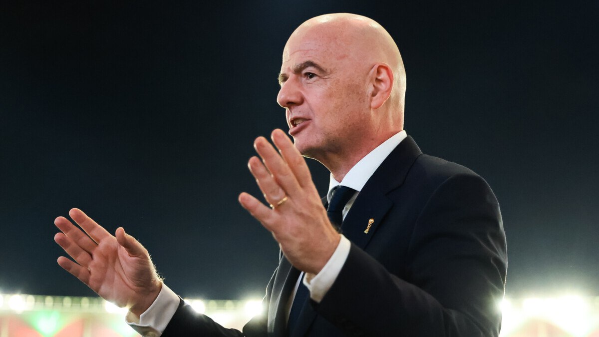 Возможные ключевые решения по возвращению России будут приниматься на конгрессе ФИФА в апреле По данным Sport24 Джанни Инфантино надеется на решение вопроса к апрельскому конгрессу Президент ФИФА выступает за пересмотр санкций в то время как УЕФА сохраняет более жесткую позицию по отстранению российских команд Это и многое другое обсудим вместе с Антоном Анисимовым и гостями программы Борис Чернышов вице спикер Госдумы РФ Кирилл Зангалис глава пресс службы Федерации шахмат России В 13 00 на Матч ТВ   matchtv ru on air temamatch Buda Mendes FIFA FIFA Getty Images