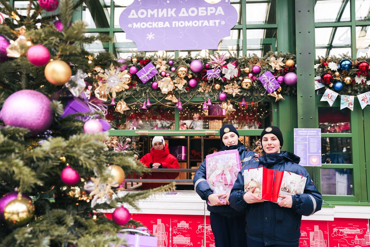 В Москве можно будет передать подарки участникам СВО к 23 Февраля  Акция стартует 10 февраля во всех округах столицы.   «Посылки, письма и открытки с теплыми пожеланиями примут более чем в 50 городских пунктах. Это “Домики добра” на площадках проекта “Зима в Москве”, штабы акции “Москва помогает” и волонтерские окружные центры», — рассказала заммэра Наталья Сергунина.   Полезными подарками станут предметы личной гигиены, теплые вещи, чай и сладости. Важно, чтобы вещи были новыми, упакованными и с бирками.  Подготовить посылки к отправке помогут столичные волонтеры.    Полный список локаций можно найти на сайте акции.