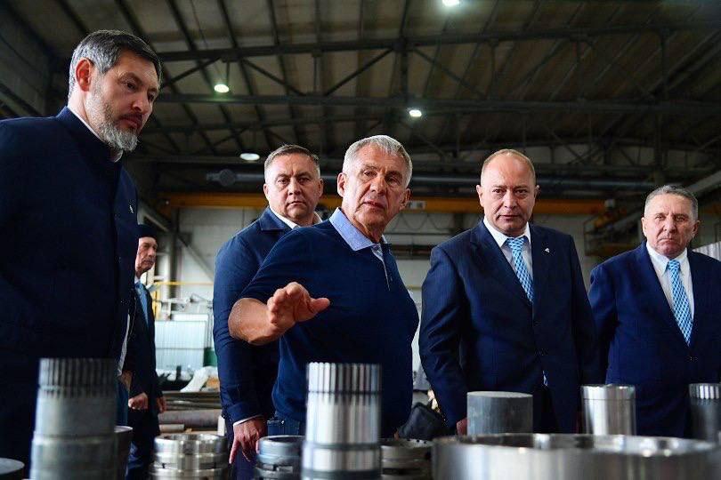 Рустам Минниханов ознакомился с деятельностью «Казаньсельмаш» в поселке Инеш Высокогорского района  Предприятие занимается производством машин и оборудования для сельского хозяйства. На предприятии трудится более 300 человек.   Там же состоялась встреча с главами поселений. Глава района сообщил, что убрано 26% от общих площадей, в среднем 40 центров с га. Более 25 государственных программ реализуется в районе. Много дорожных работ ведется в этом году.   Рустам Минниханов отметил важность работы по поддержке семей участников СВО, отдельно - семьям погибших.      Все каналы Татмедиа
