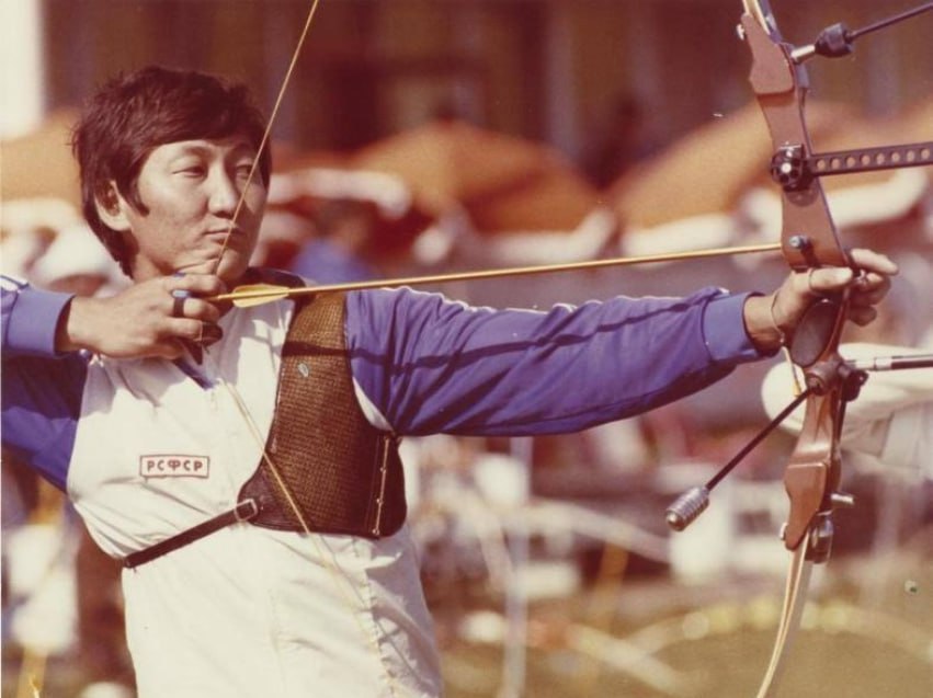 В Чите пройдет традиционный открытый турнир по стрельбе из лука на призы Заслуженного мастера спорта СССР Владимира Ешеева В этом году в турнире примут участие более 500 лучников из 17 стран мира Спортсмены из Азербайджана Армении Беларуси Вьетнама Казахстана Румынии Мексики Сербии Таджикистана Туркменистана Узбекистана Швейцарии Кореи Монголии Киргизии Китая Латвии и России будут состязаться за звание самых метких стрелков Россию представят более 300 лучников рассказали организаторы Турнир пройдет в физкультурно оздоровительном комплексе ЗабГУ с 5 по 7 декабря по адресу ул Баргузинская д 43А Вход свободный Это событие не только подчеркивает важность стрельбы из лука в нашей стране но и способствует развитию международных связей в спорте добавили организаторы Напомним что Владимир Николаевич Ешеев родился в селе Новая Заря Читинская область советский стрелок из лука российский тренер и спортивный функционер заслуженный мастер спорта СССР Чемпион мира бронзовый призёр Олимпийских игр в Сеуле Президент Российской федерации стрельбы из лука Заслуженный работник физической культуры Российской Федерации   Подписывайтесь TG VK MAX