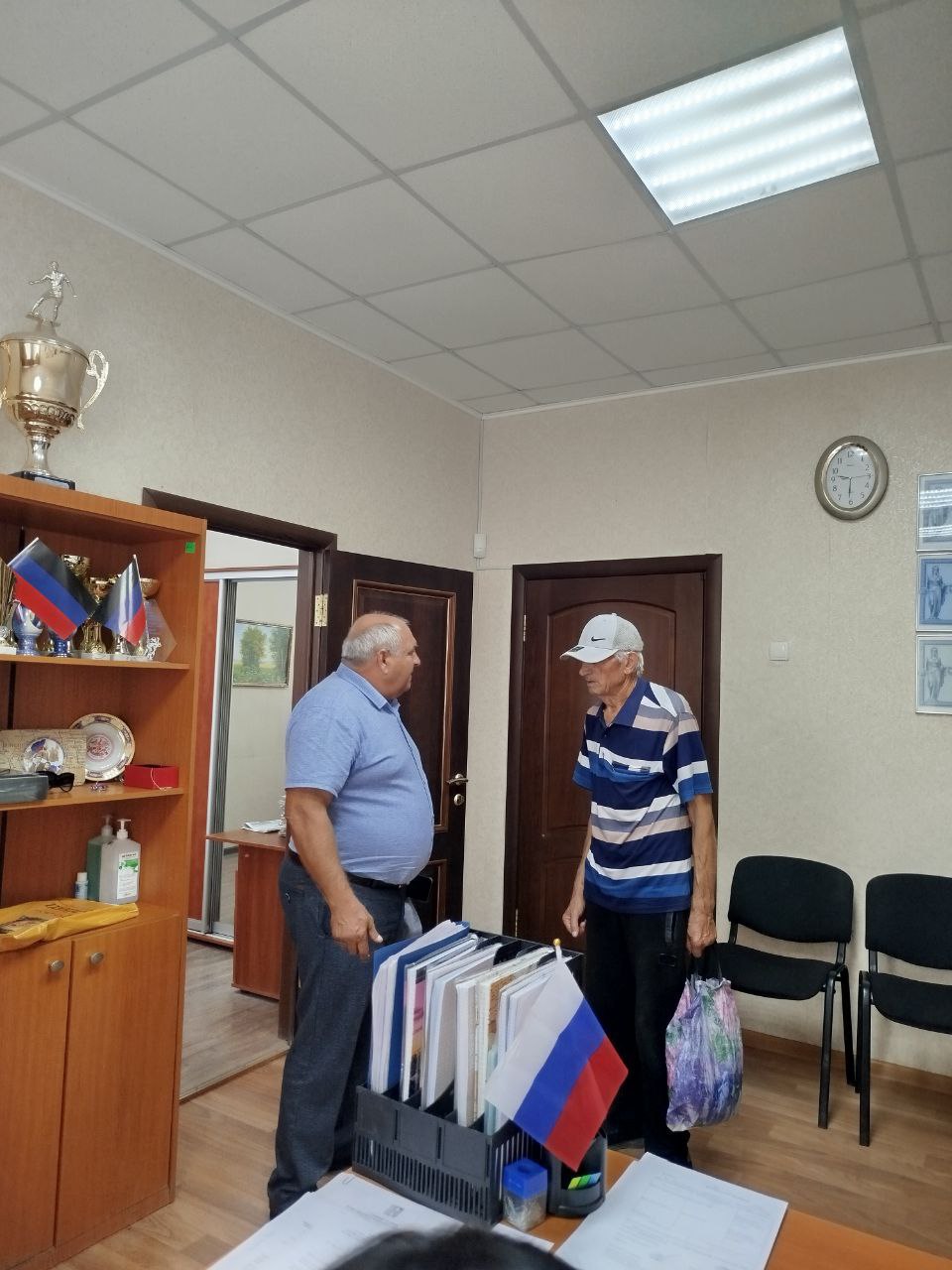 Начальник Ялтинского территориального отдела Администрации Мангушского муниципального округа Спахи Сергей Леонидович провел встречу с жителями пгт Ялта. В ходе встречи жители поселка задали вопросы относительно восстановления уличного освещения, а также покоса сорной растительности. Поступившие предложения взяты в работу. Каждый из участников получил разъяснения на поставленные вопросы.