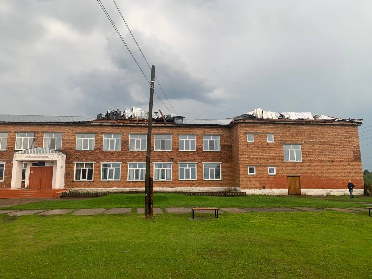 В Енисейском районе 14 населенных пунктов остались без электричества после сильного ветра и града Как рассказали в прокуратуре края, больше всего пострадали от стихии село Погодаево и деревня Паршино. В первом ураганный ветер повредил 16 домов, в которых проживает 46 человек. Во втором сорвало кровлю школы № 18 и двух домов. На территории района ввели режим «Повышенная готовность». Сейчас аварийные службы МРСК «Сибири» восстанавливают электроснабжение. : прокуратура
