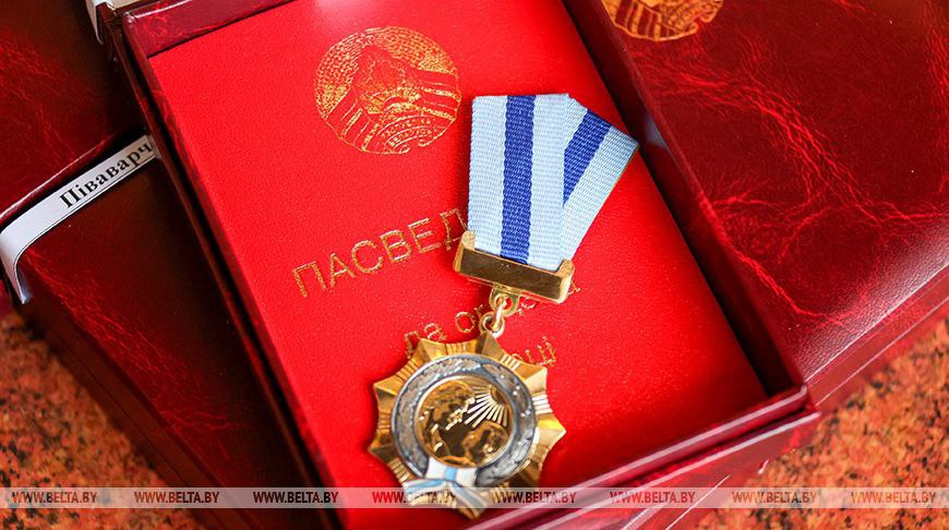 Орденом Матери награждены 203 жительницы всех областей и Минска указ Президента Среди награжденных медицинская сестра терапевтического отделения Шарковщинской центральной районной больницы Анастасия Рутковская и некоторые другие жительницы Придвинского края Сайт TikTok VK Instagram YouTube ОК Стикерпак ВВ Чат бот