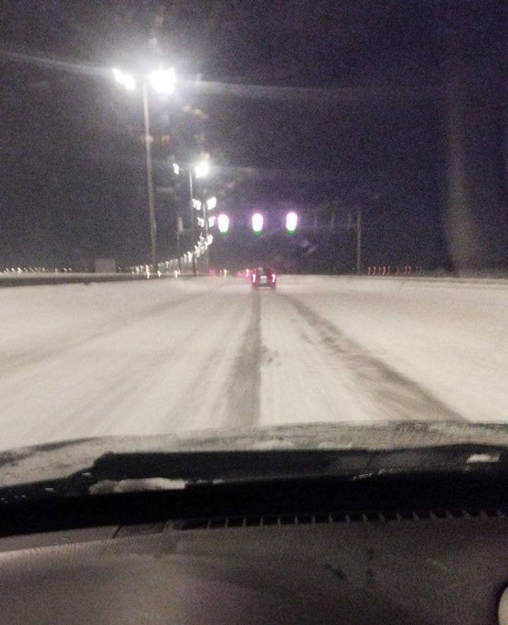 В Калининграде перебои с авиасообщением Согласно данным онлайн табло Храброво на Москву отменён на вылет рейс SU 1019 запланированный на 14 00 Борт S7 1212 вылетит позже в 13 20 вместо 12 55 а самолёт DP 6832 отправится в 17 35 вместо 17 05 С прилётами ситуация не лучше отменён рейс SU 1018 из Шереметьево который должен был прибыть в 13 00 С задержкой ожидаются S7 1211 из Домодедово с 12 05 до 12 40 и DP 6831 из Внуково с 16 20 до 17 10 На дорогах как видите беда Так что будьте осторожны и если собираетесь в аэропорт выезжайте заранее Мы в MAX Прислать новости