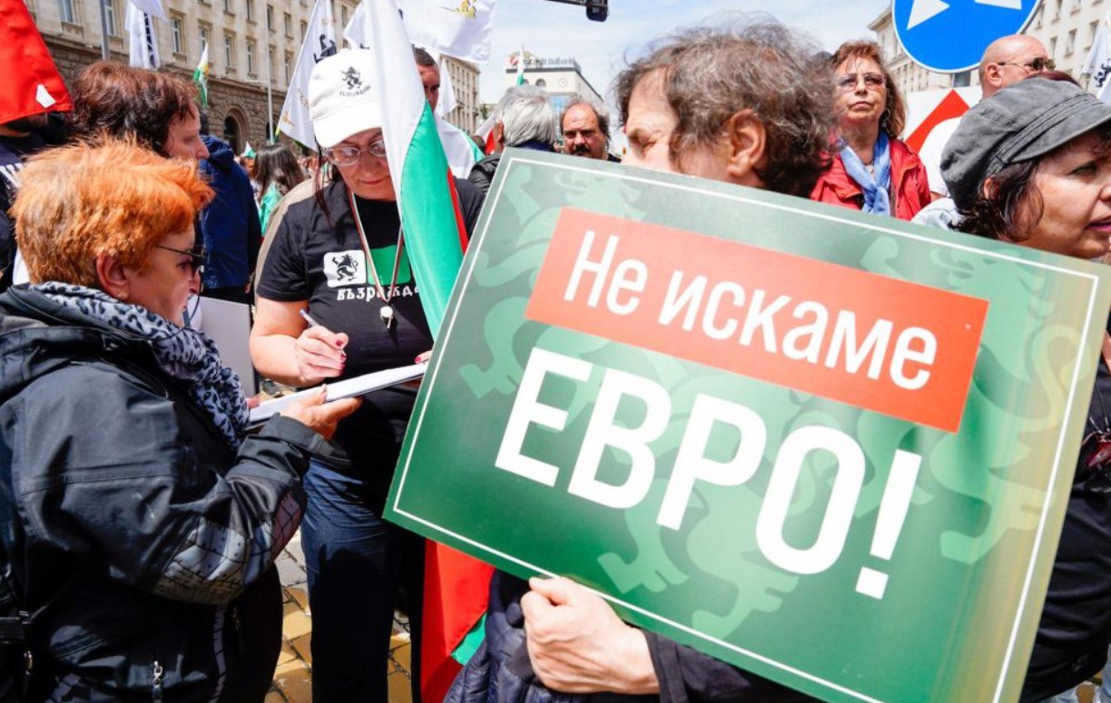 Жители Болгарии вышли на протесты  Люди выступают против планов правительства заменить национальную валюту на евро в 2026 году.  «Я хочу обратиться к нашим так называемым партнерам по Евросоюзу. Пусть не рубят стул, на котором сидят», – сказал лидер партии «Возрождение» Костадин Костадинов.   По данным Bloomberg, протестующие  заблокировали ключевые перекрестки в Софии, а полиция перекрыла часть центра города.  Демонстранты размахивали флагами и выкрикивали: «Мы защищаем болгарского льва» и «Будущее принадлежит суверенным государствам».  Подпишитесь на «Абзац»   Добавьте «Абзац» в ленту «Дзена»