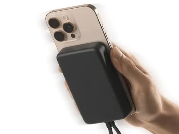В Европе стартовали продажи нового внешнего аккумулятора Xiaomi 33W Magnetic Power Bank ёмкостью 10 000 мА•ч. Устройство совместимо с MagSafe и поддерживает магнитную беспроводную зарядку мощностью до 7,5 Вт. Для более быстрой зарядки предусмотрены порт USB-C и встроенный кабель с общей выходной мощностью 33 Вт. По официальным данным, аккумулятор способен зарядить iPhone 16 Pro до 58 % всего за 30 минут. Полная зарядка самого внешнего аккумулятора занимает чуть более двух часов. Устройство оснащено светодиодными индикаторами уровня заряда и весит 238 граммов. Новинка уже доступна в ряде европейских стран по цене 31 евро. Ранее компания выпустила новый аккумулятор с подставкой в Китае.