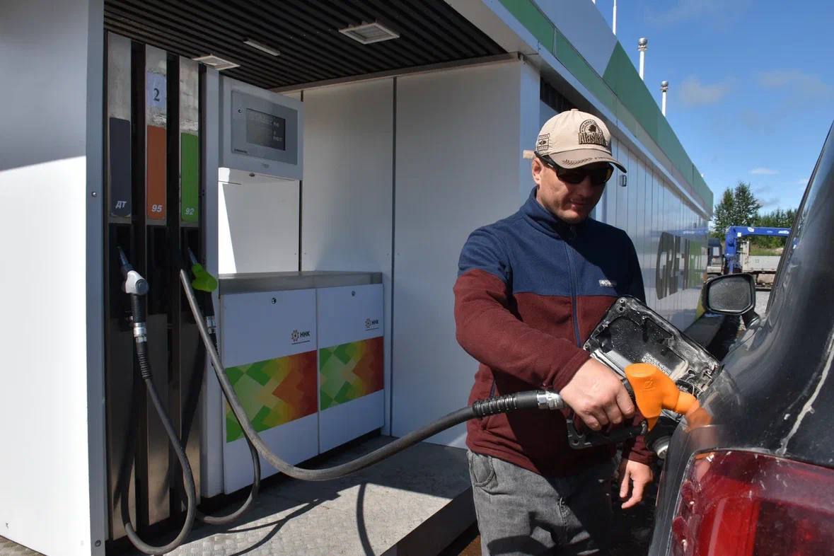 В Ключах открыли долгожданную АЗС ННК-Камчатнефтепродукт  Бензин здесь будет дешевле, чем на единственной существующей заправке. АИ-95 дешевле на 21 рубль, АИ-92 – на 23 рубля, а дизельное топливо – на 17 рублей.  Стали очевидцем ДТП или нарушения ПДД?   Присылайте фото или видео с места происшествия в нашу предложку