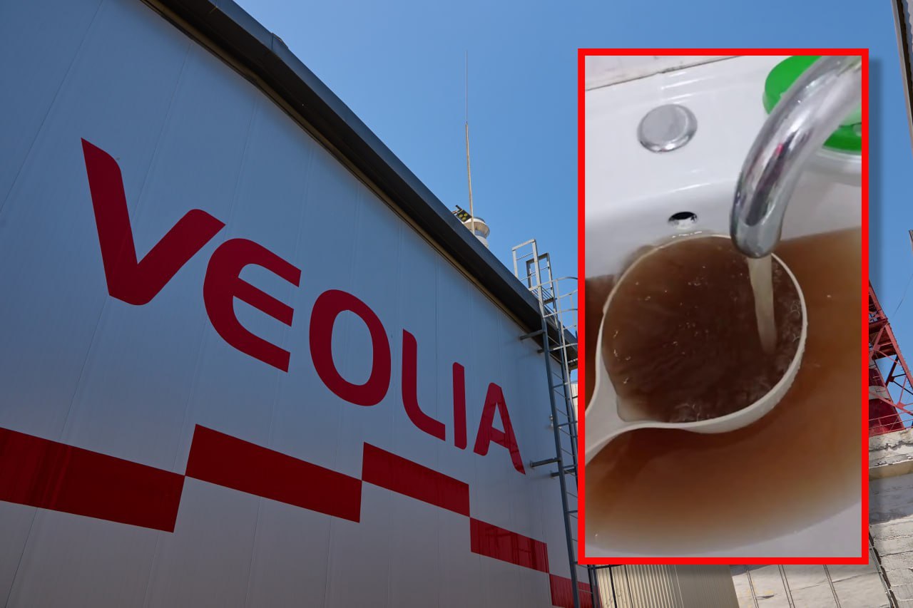 Veolia Energy Tashkent объяснила почему у части жителей Ташкента изменилась окраска горячей воды В компании Veolia Energy Tashkent сообщили что внимательно следят за обращениями горожан и проводят проверки состояния тепловых сетей и тепловых узлов жилых домов в районах где у горячей воды наблюдается ржавый оттенок По данным компании изменение цвета воды связано с переходным периодом подготовки тепловых сетей к отопительному сезону В это время вода начинает циркулировать по магистральным трубопроводам что необходимо для проверки системы и равномерного прогрева перед подачей отопления Именно тогда у части жителей может наблюдаться временное помутнение или коричневатый оттенок горячей воды Кроме того специалисты Veolia выявили случаи когда горячая вода подавалась через обратный трубопровод не предназначенный для летнего режима Это также приводит к изменению температуры и цвета воды После выявления таких отклонений персонал компании совместно с управляющими организациями корректирует схемы подключения и проводит технологический сброс до осветления воды Veolia подчеркнула что явление носит временный характер и исчезает через несколько дней после стабилизации параметров системы Все обращения жителей фиксируются и проверяются При подтверждении влияния внешних сетей на качество воды проводится перерасчёт платы на основании актов составленных совместно с потребителем Компания также отметила что ведёт системную работу по переходу Ташкента на закрытую систему теплоснабжения В рамках проекта производится замена старых металлических труб на современные и установка индивидуальных тепловых пунктов ИТП в жилых домах После завершения программы горячая вода будет подогреваться внутри зданий что полностью исключит контакт сетевой воды с потребительской и устранит проблему ржавчины и изменения цвета   Жителей столкнувшихся с изменением цвета воды просят обращаться в колл центр компании 1347 или 71 200 00 56 в будние дни и в районные управления Veolia Energy Tashkent по месту жительства в выходные дни по следующим контактам 1 Чиланзарское районное управление 71 278 40 12 71 278 40 54 78 129 01 34 2 Мирзо Улугбекское районное управление 71 267 12 26 71 268 32 07 78 129 01 38 78 129 01 41 3 Мирабадское районное управление 71 291 80 96 71 299 59 60 78 129 01 32 4 Алмазарское районное управление 78 129 01 55 5 Сергели Янги Хаетское районное управление 71 258 09 95 78 129 01 53 6 Учтепинское районное управление 71 275 05 73 78 129 01 60 7 Шайхантахурское районное управление 71 249 45 99 78 129 01 44 8 Яккасарайское районное управление 71 255 71 81 78 129 01 49 9 Яшнабадское Бектимирское районное управление 71 296 35 02 78 129 01 58 10 Юнус Абадское районное управление 71 221 04 12 71 220 42 43 78 129 01 46 Все обращения фиксируются проводится обследование домов В случае подтверждения влияния внешних сетей на качество воды будет рассмотрен вопрос о перерасчёте платы в установленном порядке Основанием для перерасчёта являются акты составленные представителем компании совместно с потребителем в которых фиксируется характер и продолжительность выявленных отклонений После подписания такие акты передаются в управление по месту жительства где на их основании производится перерасчёт начислений в установленном порядке Tashkent Land