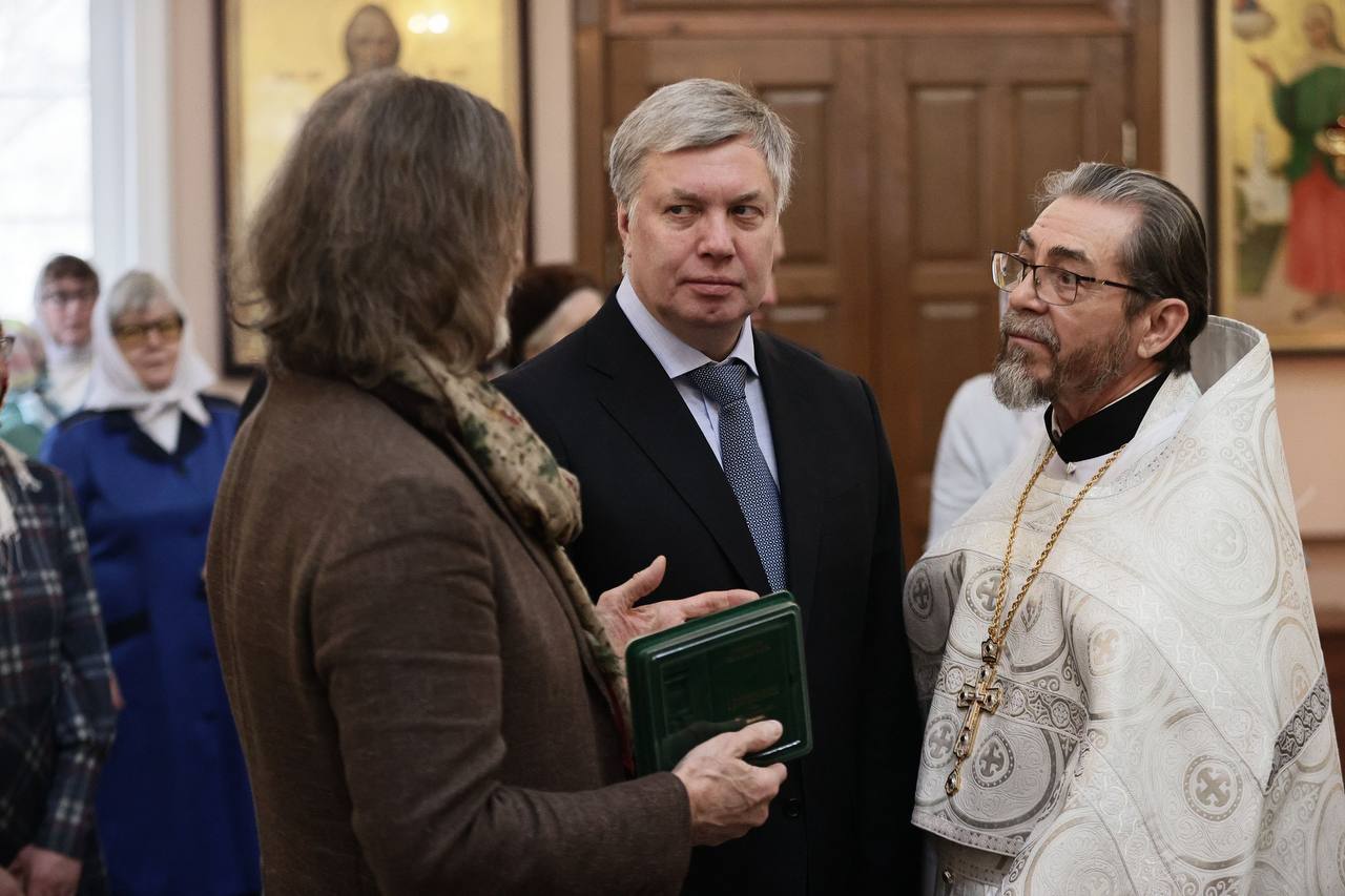 Сегодня Митрополит Лонгин освятил новые иконы для иконостаса в храме во имя святых праведных Иоакима и Анны. В дар ульяновской церкви иконы передал народный художник России Никас Сафронов. Это доброе событие для всех верующих. Никас Степанович проявляет большое внимание к своей Малой Родине. Опекает ульяновскую гимназию №65 с углубленным изучением культурологии, гуманитарно-экономический лицей в Димитровграде. Помогает воспитывать, поддерживать и продвигать юные таланты нашего региона.   Мы оказываем всестороннюю поддержку всем, кто занимается сохранением и укреплением традиционных ценностей.  Выстроен хороший диалог с Симбирской Митрополией. В Димитровграде началось создание храмового комплекса в честь святого великомученика Дмитрия Солунского памяти воинов-защитников Отечества. В Заволжье Ульяновска строится храм во имя святого благоверного князя Дмитрия Донского. Большое внимание благоустройству. Например, отремонтирована дорога к Никольской горе Сурского района, ведется благоустройство центра Сурского. В прошлом году обновлен подъезд к женскому монастырю в селе Комаровка.