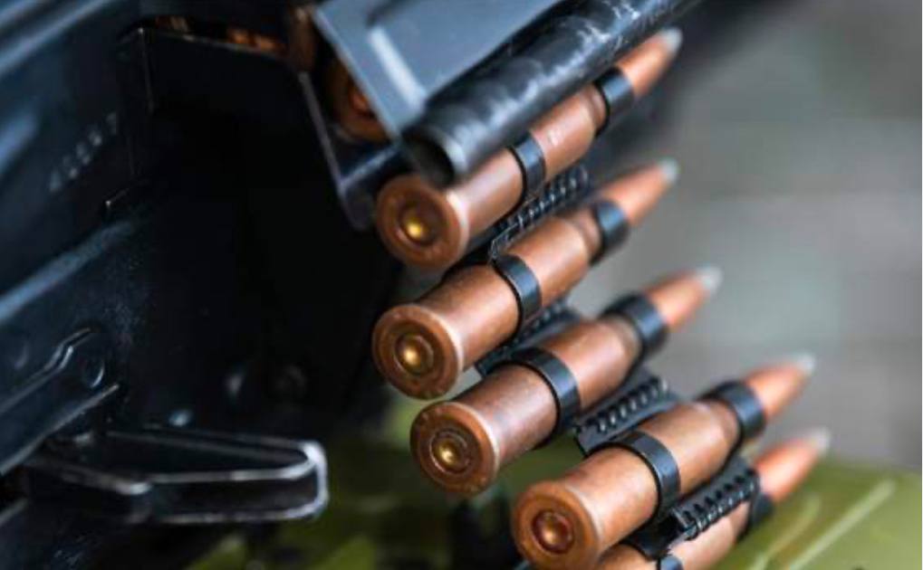 В Германии из грузовика украли около 20 тыс патронов для бундесвера Минобороны ФРГ подтвердило инцидент виновные пока не задержаны В общей сложности было украдено около 10 тыс боевых патронов для пистолетов 9900 холостых патронов для автоматов и дымовые гранаты В ночь на 25 ноября водитель транспортной компании оставил грузовик на неохраняемой парковке около города Бург Неизвестные вскрыли грузовой отсек и похитили несколько ящиков Кражу обнаружили на следующий день когда водитель прибыл на военную базу Мы очень серьезно относимся к краже поскольку такие боеприпасы не должны попасть в чужие руки отметили в минобороны германия происшествия мир общество