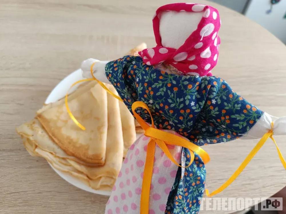 На Масленицу в Благовещенске сожгут чучело с пятиэтажный дом Конструкцию подожгут с началом заката и пламя можно будет увидеть в России и Китае 22 февраля в России проводят зиму жители страны отпразднуют Масленицу В Благовещенске народные гуляния развернутся с 12 00 до 18 00 Кульминацией станет сожжение чучела Масленицы Впервые в истории приграничного города оно пройдет прямо на льду реки Амур в районе амфитеатра Само чучело тоже будет необычным Чтобы соорудить его даже разработали проект Чучело будет возвышаться на 15 метров в высоту то есть будет стоять наравне с пятиэтажными домами Вес его составит 6 тонн Помимо древесины для строительства используют ненужные паллеты с предприятия сухостой Верхушку чучела украсит солнце с лучами Все это феерично подожгут когда начнется закат и пламя будет хорошо видно с обоих берегов Предполагается что полыхать Масленица будет 40 минут рассказали в Агентстве гостеприимства Амурской области Днем жителям и гостям Благовещенска предложат не менее увлекательные мероприятия В 12 00 начнется шествие творческих и трудовых коллективов города Колонна пройдет около километра от Триумфальной арки до площади Ленина где состоится масленичный флешмоб В 13 00 начнется развлекательная программа на площади Ленина Агентство гостеприимства как организатор народных гуляний в честь Масленицы планирует одарить немало активных участников Всем кто не будет стоять на месте а примет участие в разных интерактивах вручат подарки Для этого в каждой локации нужно будет собрать монетки солнышки а затем обменять в павильоне Туристско информационного центра на призы Отметят организаторы и лучшее предприятие которое поучаствовало в народном шествии и семьи которые оденутся не стандартно а в масленичной тематике Кроме того на празднике ждут туристов Мы сейчас ощущаем запрос жителей Китая на русскую культуру Масленица это тот самый праздник который гарантирует полное погружение в русские традиции рассказала первый заместитель директора Агентства гостеприимства Амурской области Дарья Улько Мы формируем программу так чтобы было интересно и местным жителям и гостям из других регионов и стран ТЕЛЕПОРТ РФ здесь все об Амурской области  Мы в МАХ  Написать нам