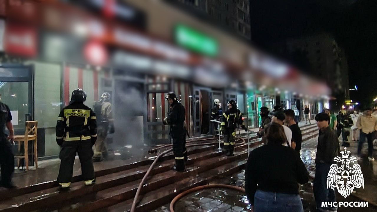 В Кемерове утром загорелся суши-бар Пожар начался на первом этаже жилого дома на бульваре Строителей. Предварительная причина – нарушение правил эксплуатации электрического оборудования. Огонь ликвидировали, пострадавших нет. Вести-Кузбасс Новости