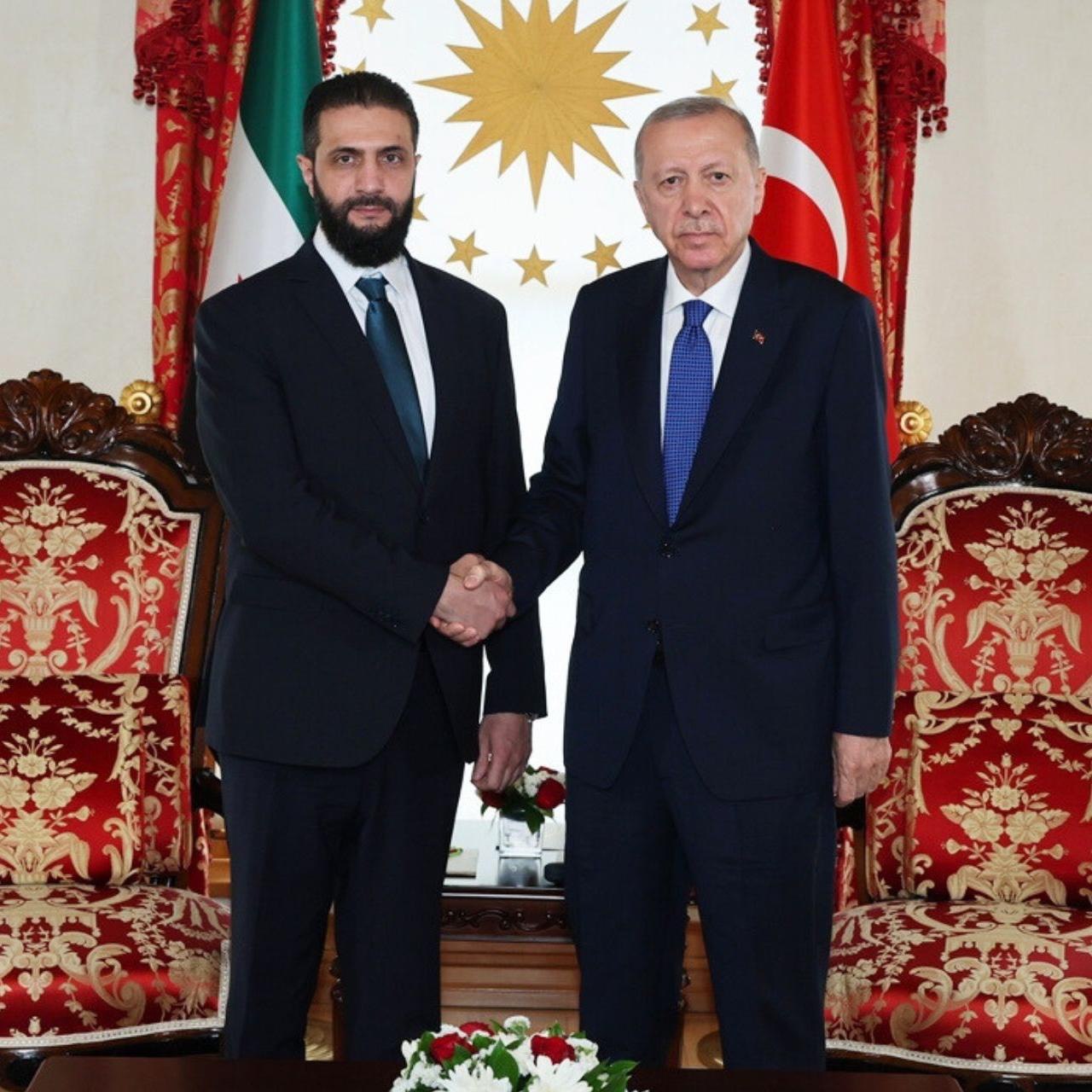 В то время как сирийская армия продолжала операции против PKK SDG президент Эрдоган провел телефонный разговор с Ахмедом Шара Сообщалось что в ходе разговора обсуждались последние события в Сирии и Алеппо а также пути укрепления стабильности caspian bureau