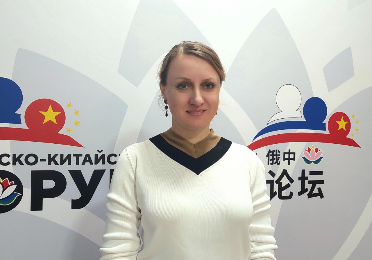 Российско-Китайский форум — новая площадка для партнерского диалога Участниками мероприятий Российско-Китайского форума 18+ , который пройдет в Хабаровске 19-20 мая, станут более четырех тысяч человек. Об этом в эксклюзивном интервью ИА AmurMedia рассказала первый заместитель министра экономического развития Хабаровского края Валентина Филоненко. По ее словам, в регионе появится новая площадка для поиска обоюдовыгодных связей и реализации совместных проектов. Архитектурой деловой программы предусмотрено более 30 тематических сессий. Что будут обсуждать участники крупного делового события и интересного ждет жителей и гостей Хабаровского края в дни форума, читайте на НАШЕМ САЙТЕ. ИА AmurMedia – официальный информационный партнер Российско-Китайского форума. AmurMedia Прислать новость